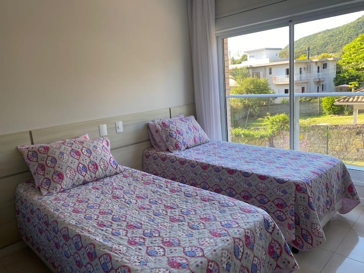 chumba cha kulala 2 - na vitanda 2 na inaweza kubadilika kuwa kitanda cha watu wawili. Ina kitanda cha ziada pia