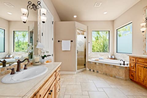 Oasis by the Lake, a Modern Retreat in Lakeway