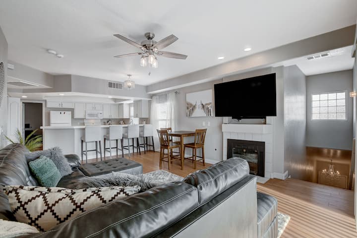 Gated 2br Condo W/ Private Attached Garage! - Las Vegas, NV