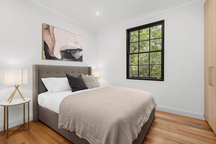 2 mins -> Darling Harbour! Rare 2BR House Ultimo.