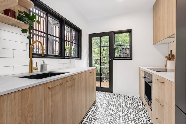 2 mins -> Darling Harbour! Rare 2BR House Ultimo.