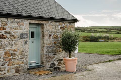 Flora Cottage: Farm Retreat with Hot Tub & Views