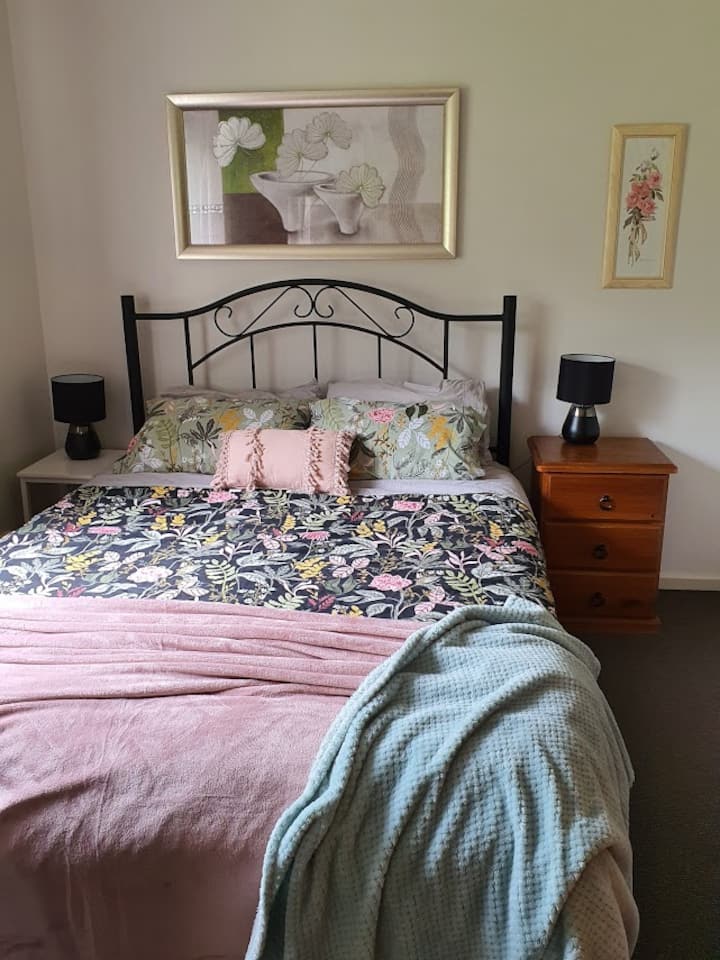 سرير مريح للغاية بحجم كوين.