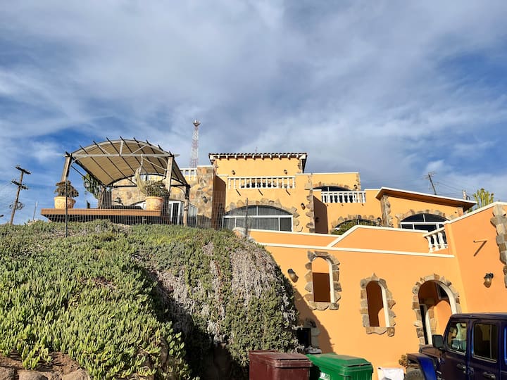 Hilltop Casita Oceanview Dogs Guesthouses for Rent in La