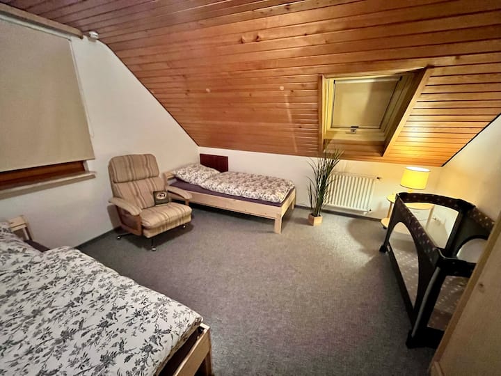 Chambre 2 à l'étage (les lits peuvent être assemblés comme un lit double)