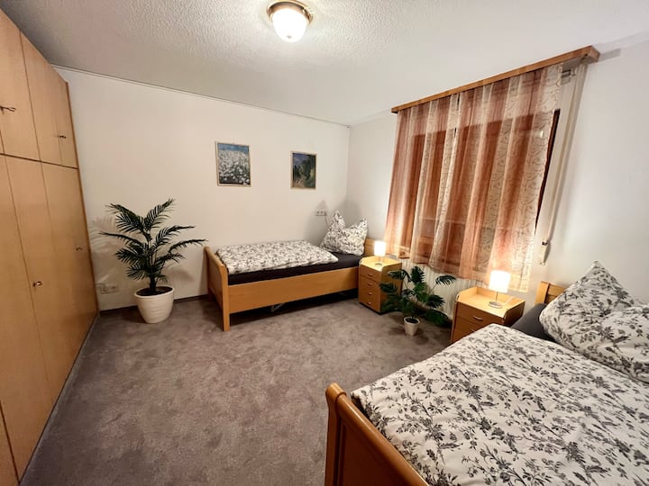 Chambre 1 au rez-de-chaussée Lits avec sommier à lattes réglable électriquement