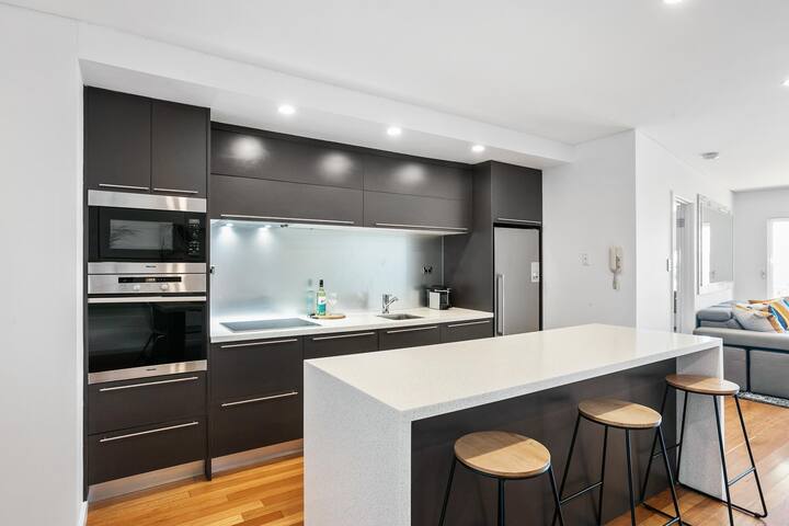 Apartment M401 – coastal style and luxury awaits! gallery image 2