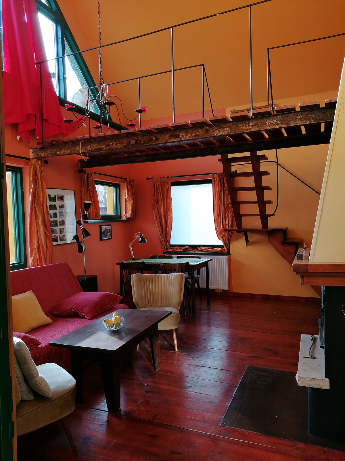 แกลเลอรี่ทางเข้าชั้นบนและสะพานเหนือพื้นที่นั่งเล่น