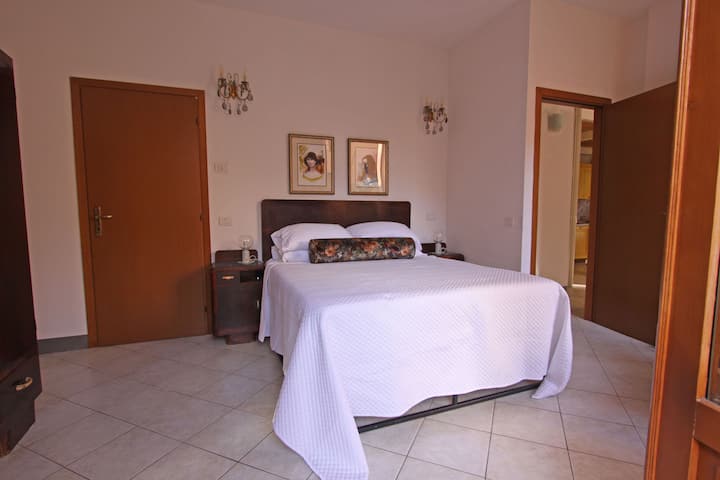 ห้องนอนใหญ่กว้างขวางและสว่างสดใสพร้อมอ่างอาบน้ำในตัวมองออกไปเห็นสวนด้านหน้า ห้องพักมีเก้าอี้หุ้มเบาะที่สะดวกสบายและตู้เสื้อผ้าขนาดใหญ่พร้อมพื้นที่แขวนและชั้นวางของ  ชั้นวางกระเป๋าอยู่ถัดจากตู้เสื้อผ้าอย่างสะดวกสบาย