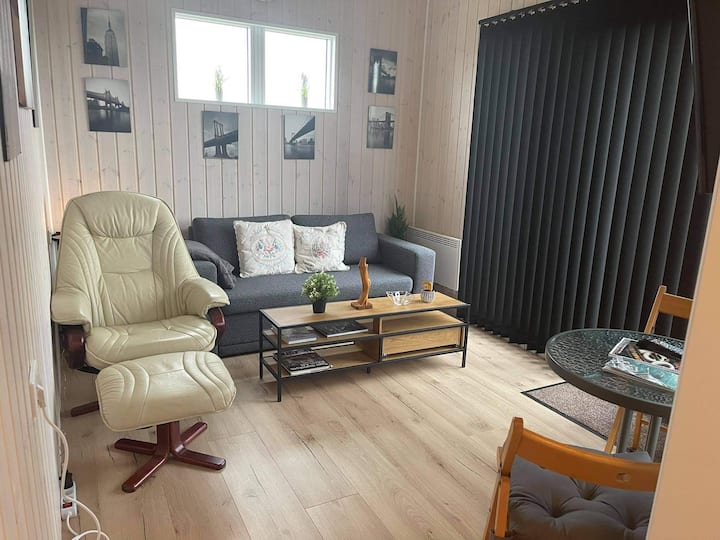 Sebule iliyo na Apple TV na Wi-Fi ya bila malipo.