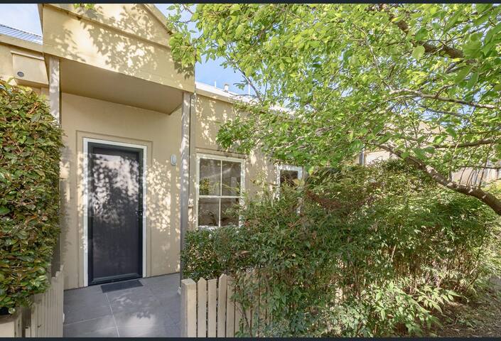 Quiet Oasis in Fabulous Fitzroy gallery image 2