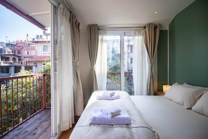 El segundo dormitorio muy luminoso con dos balcones rodeados de vistas al verde/ jardín. Ten en cuenta que este dormitorio es pequeño

