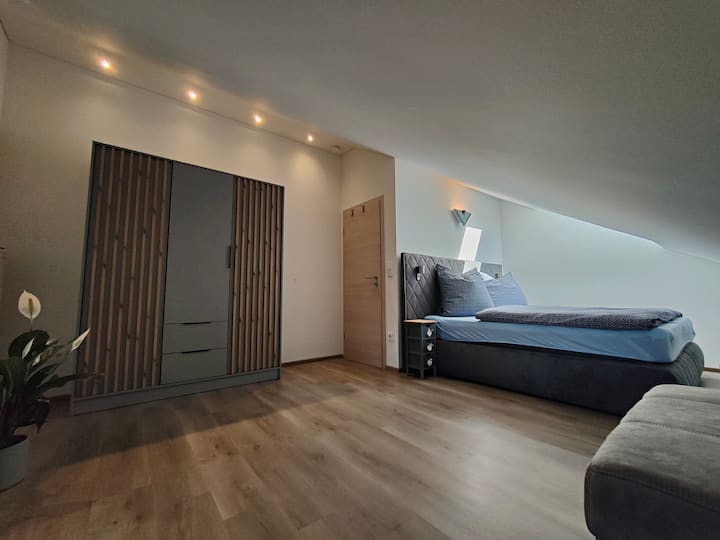 Chumba cha kulala kilicho na kitanda cha chemchemi cha sanduku (kilicho na taa za kusoma)  na roshani ya ufikiaji