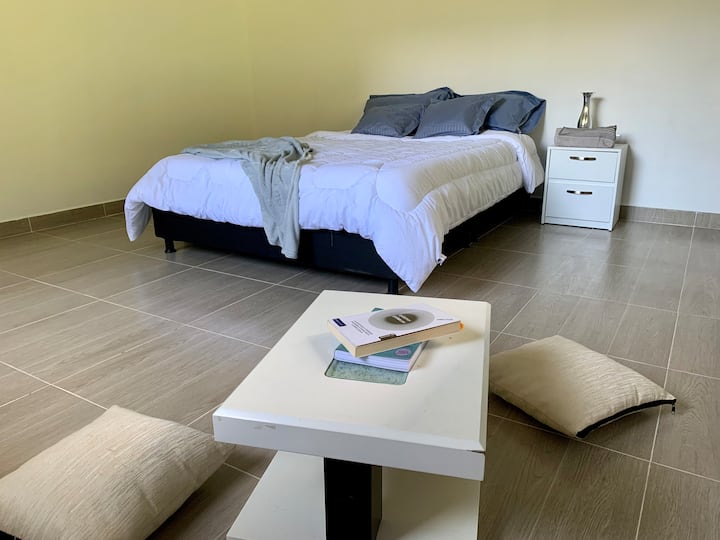 „დაისვენეთ და განიტვირთეთ ჩვენს კომფორტულ ოთახში. Მისასალმებელი გარემოთი და ყველა საჭირო საყოფაცხოვრებო პირობით, სასიამოვნო სტუმრობის გარანტიას გაძლევთ. Მოგესალმებით კომფორტისა და სიმშვიდის კუთხეში!“