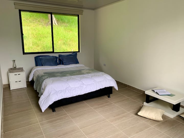 „დატკბით ჩვენი საყვარელი ოთახის კომფორტით და განმარტოებით პირველ სართულზე. Მყუდრო დასვენება თქვენი სტუმრობის სრულფასოვნად დასვენებისა და განტვირთვისთვის. Კეთილი იყოს თქვენი მობრძანება თქვენს სახლში, სახლიდან მოშორებით!“