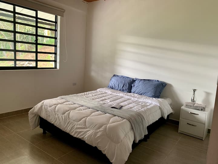 „აღმოაჩინეთ კომფორტი და განმარტოება ჩვენს მშვენიერ პირველი სართულის ოთახში. Მყუდრო დასვენება, სადაც შეგიძლიათ დაისვენოთ და დაისვენოთ სტუმრობისას კეთილი იყოს თქვენი მობრძანება თქვენს სახლში სიმშვიდის კუთხეში...