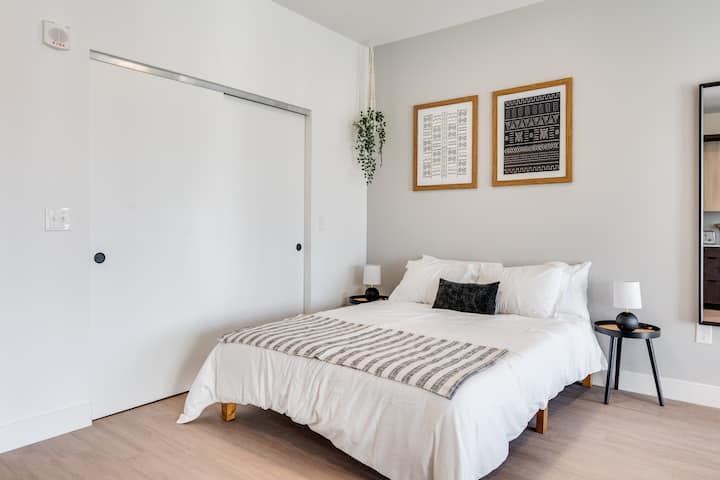 Ndërsa shtrihesh në krevatin dopio "queen", je i rrethuar nga një dekor elegant dhe një gamë ngjyrash qetësuese që qetëson shqisat.