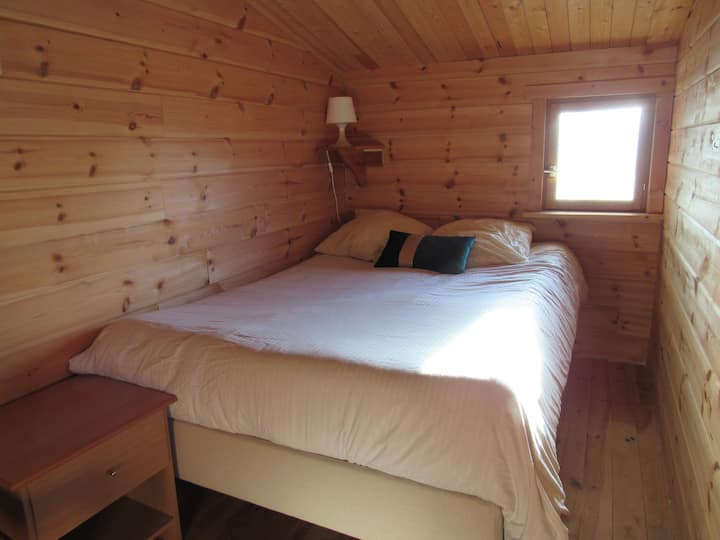 السرير المزدوج في غرفة النوم الرئيسية