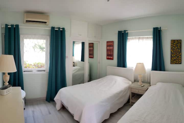 Dormitorio de invitados con aire acondicionado: 2 camas individuales, que se pueden convertir en una cama tamaño king.  Mucho espacio en el armario y una cómoda grande.