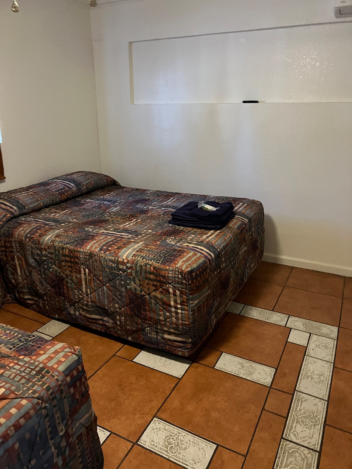 Spavaća soba s 2 bračna kreveta.