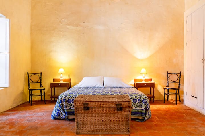 Esta es la habitacion que da sobre el patio interno de la casa. 

La arquitectura colonial de Cartagena de Indias se caracteriza por tener construcciones en piedra coralina, ladrillos y tejas de barro cocido, y ventanas y portones en madera.