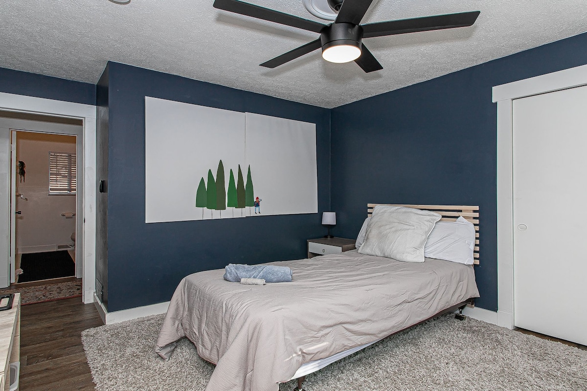 Une chambre conçue pour un sommeil paisible. La palette de couleurs apaisante et le style minimaliste favorisent la détente.