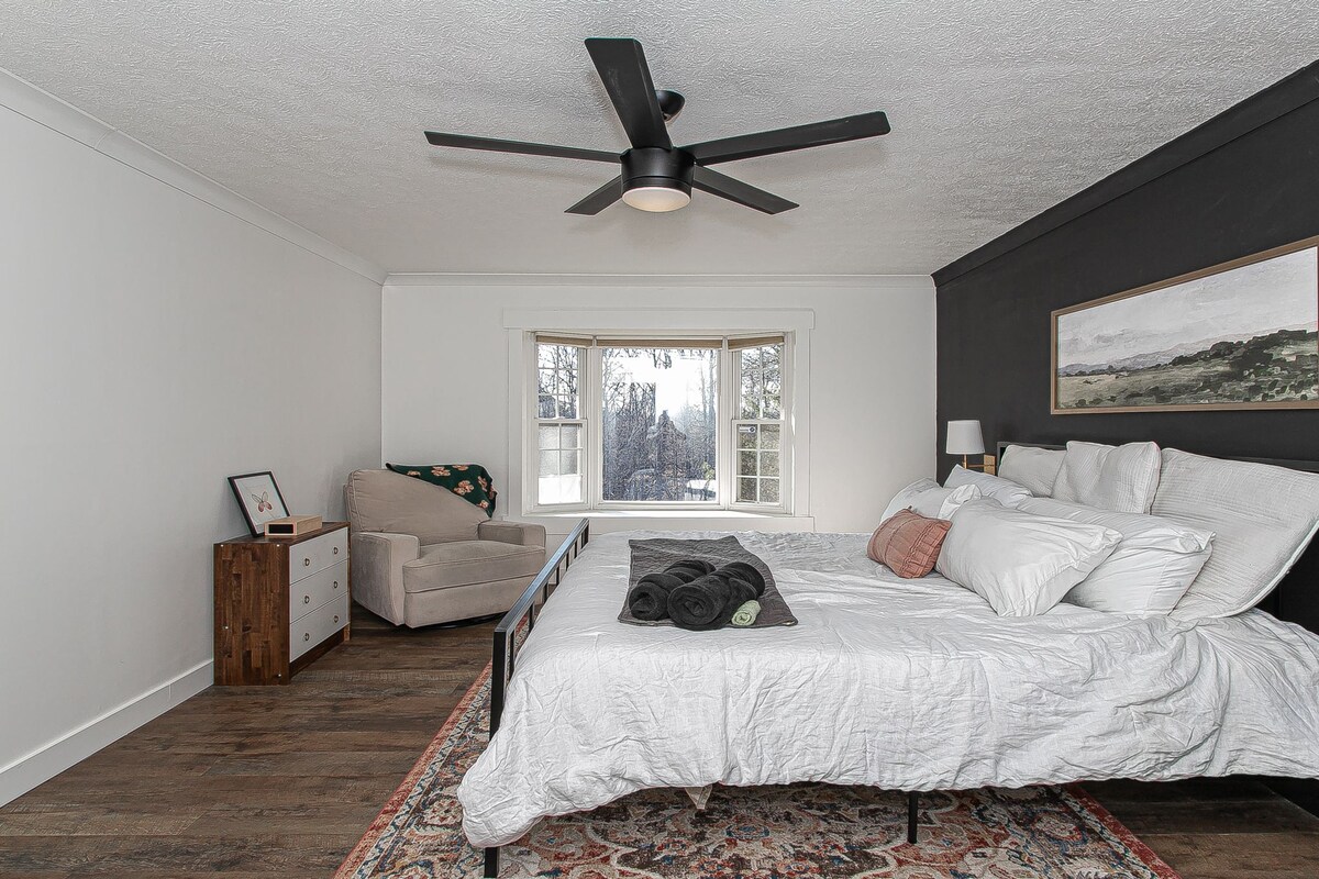 Élégance moderne. Un mélange sophistiqué de textures et de tons crée une retraite de chambre élégante.
