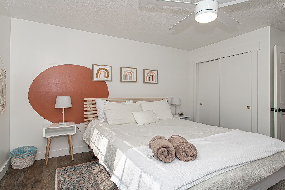 Une étreinte chaleureuse. Le mur d'accent en terre cuite ajoute une touche de dynamisme confortable à cet espace tranquille.
