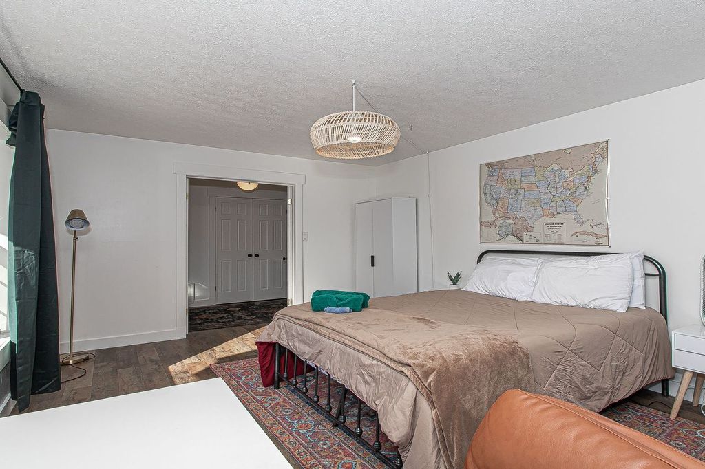 L'élégance simple définit cette chambre. La palette neutre et la décoration soignée favorisent la tranquillité.
