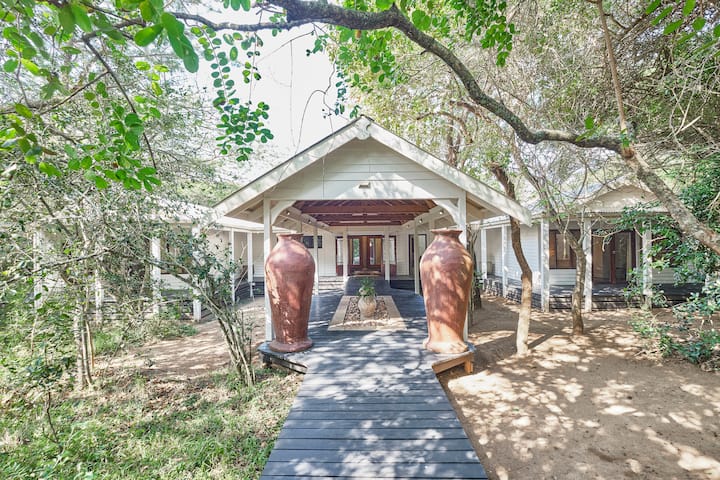 Stylish Bush Lodge with Pool - Kuleni Game Park