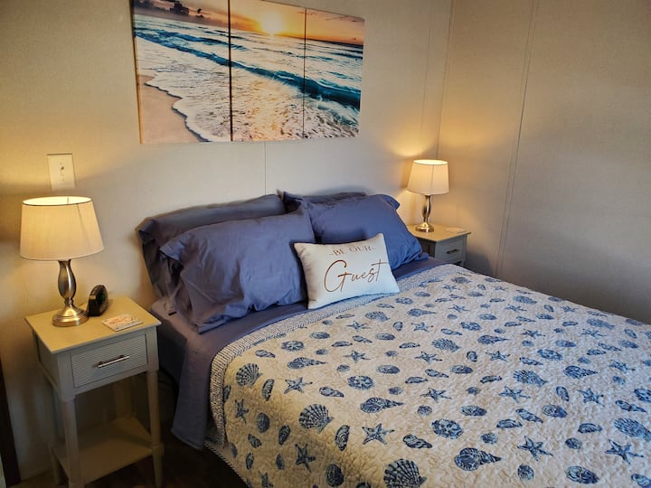 Kitanda cha ukubwa wa malkia katika chumba cha pili cha kulala