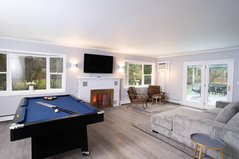 Cozy Family Friendly Getaway Fireplace/Play room
