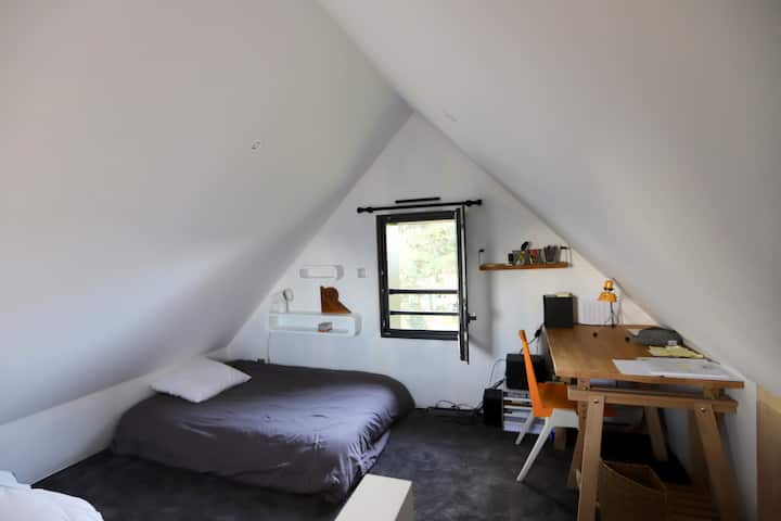 书桌/卧室（ 2楼） - 1张120厘米的床和1张单人床