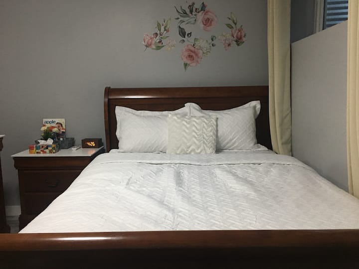 Chumba kikuu cha kulala kilicho na seti kamili ya kitanda aina ya queen, kabati la nguo na kabati. 