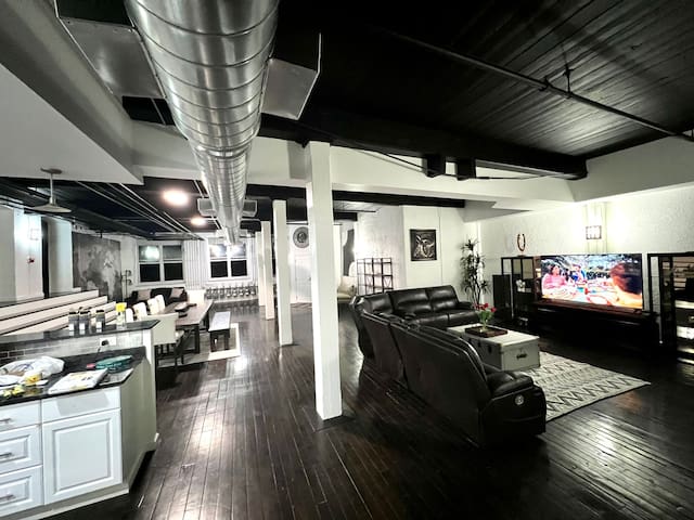 The Sunset Loft at Downtown gallery image 4