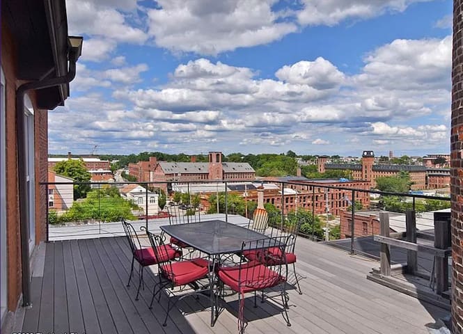 The Sunset Loft at Downtown gallery image 2