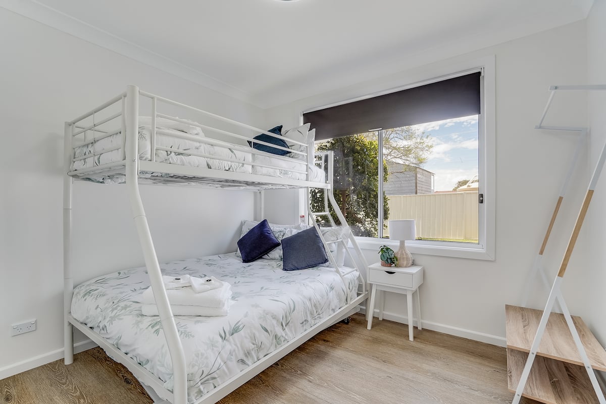 Stylish and comfortable 4 bedrooms. Walk to town, photo 9