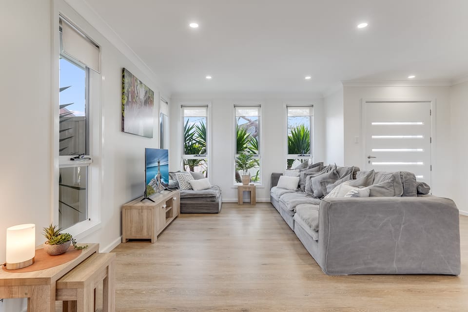 Stylish and comfortable 4 bedrooms. Walk to town in Thirlmere, NSW