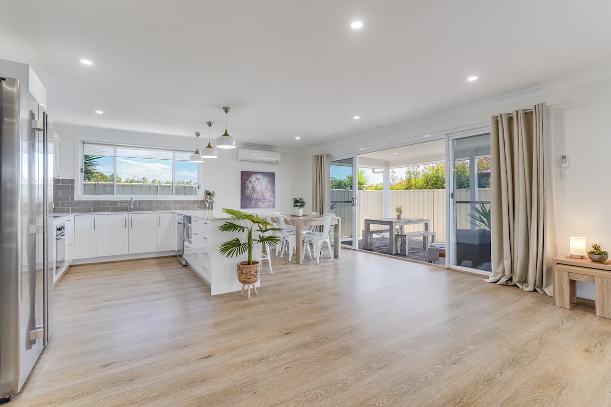 Stylish and comfortable 4 bedrooms. Walk to town, photo 4
