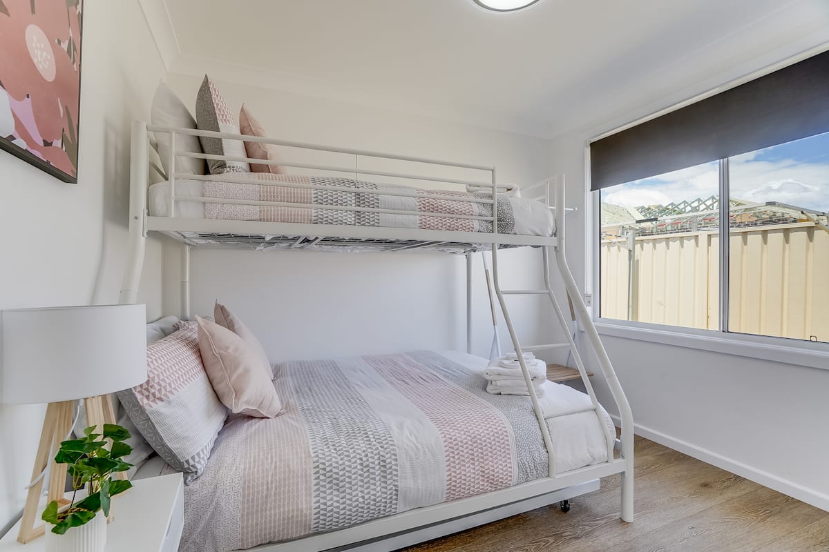 Stylish and comfortable 4 bedrooms. Walk to town, photo 8