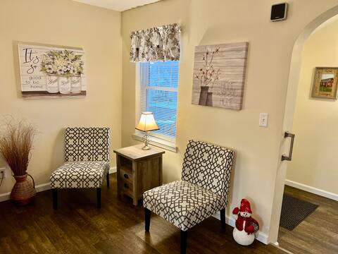 Cozy Chic Farmhouse for Traveling Professionals