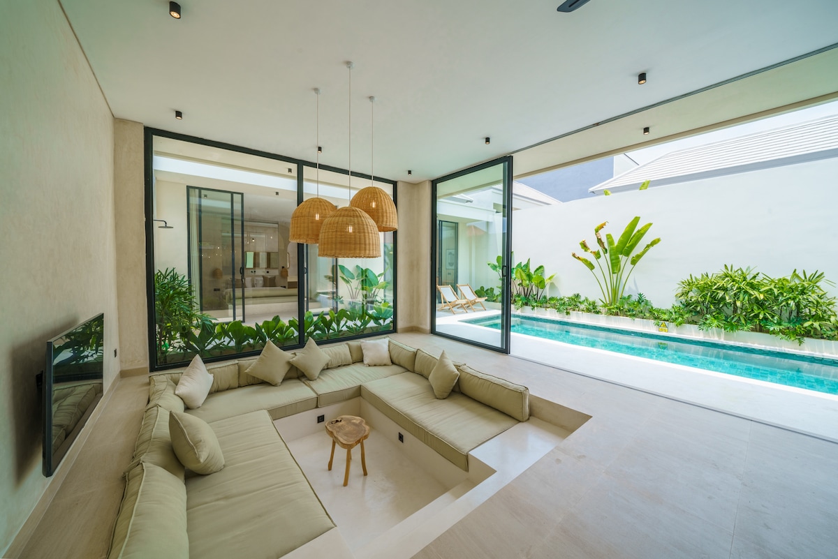 Villa in Canggu · ★4.87 · 2 bedrooms · 2 beds · 2 private baths, порівнянний Airbnb