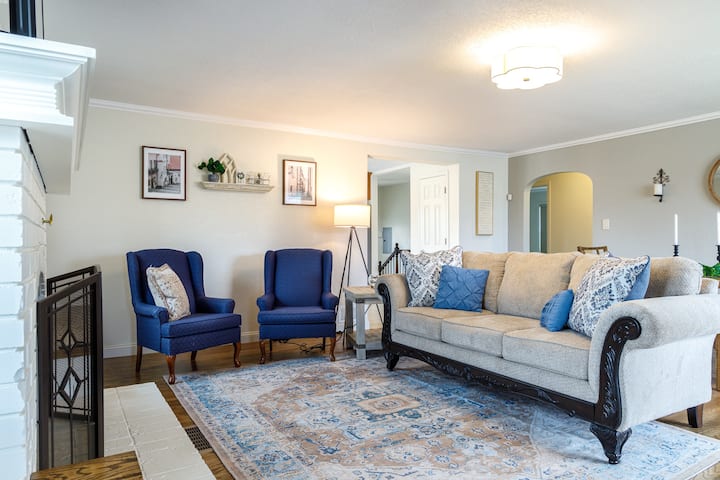 Cozy Farmhouse Centrally Located - Loveland, CO