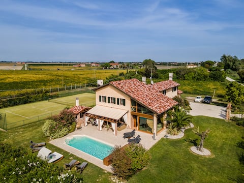 Villa Tania, country house with pool in Jesolo