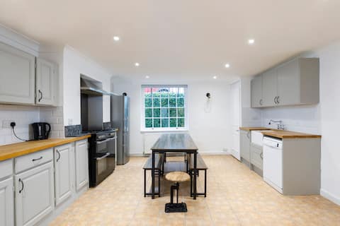 2 min to sea | Free parking | Sleeps 14
