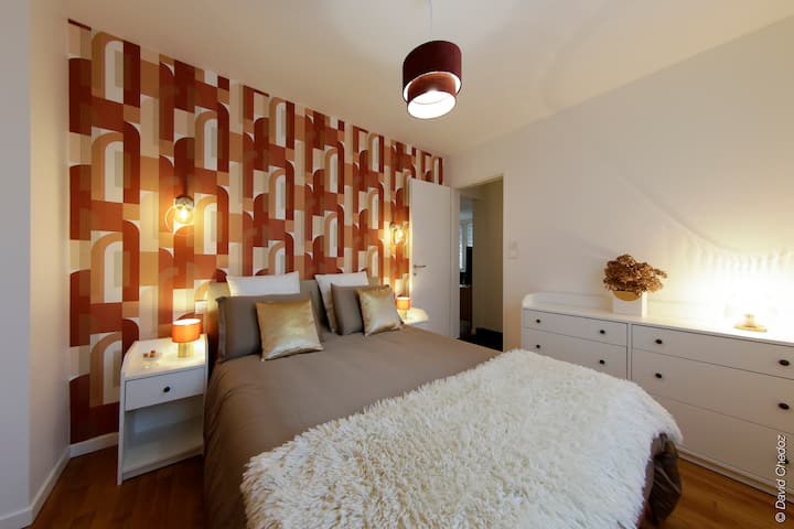 ห้องพักกว้างขวางและสว่างสดใสพร้อมเตียงขนาด 160 X 200 คำสั่งซื้อพร้อมที่เก็บของมากมายโต๊ะหัวเตียงสองตัวและตู้เสื้อผ้าขนาดใหญ่