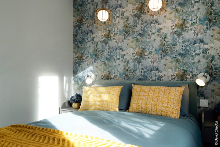 ห้องพักสว่างมากมีเตียงขนาด 140 X 190 เฟอร์นิเจอร์เก็บของและตู้เสื้อผ้าพร้อมลิ้นชัก