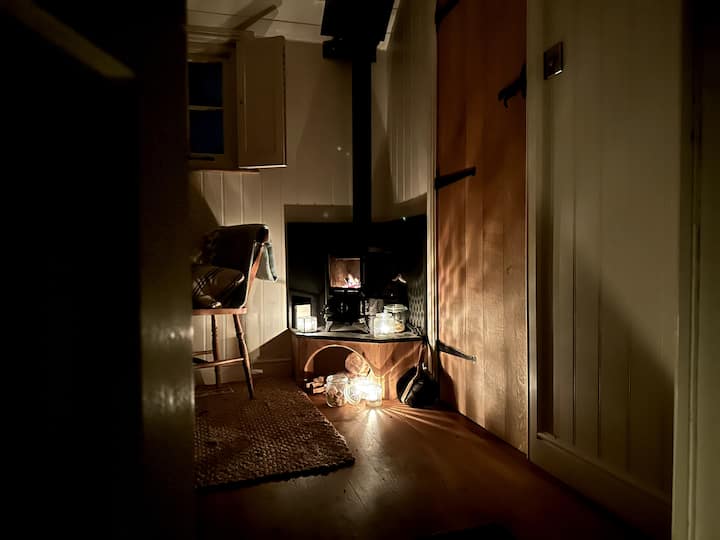 Skylark Shepherd's Hut + Hot Tub On Private Estate - Berkshire