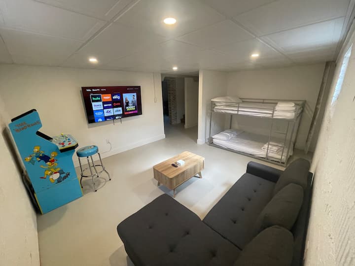 Chumba cha ghorofa ya chini na kitanda cha ukubwa kamili wa bunk