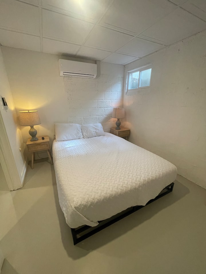 Chumba cha kulala cha ghorofa ya chini (queen)